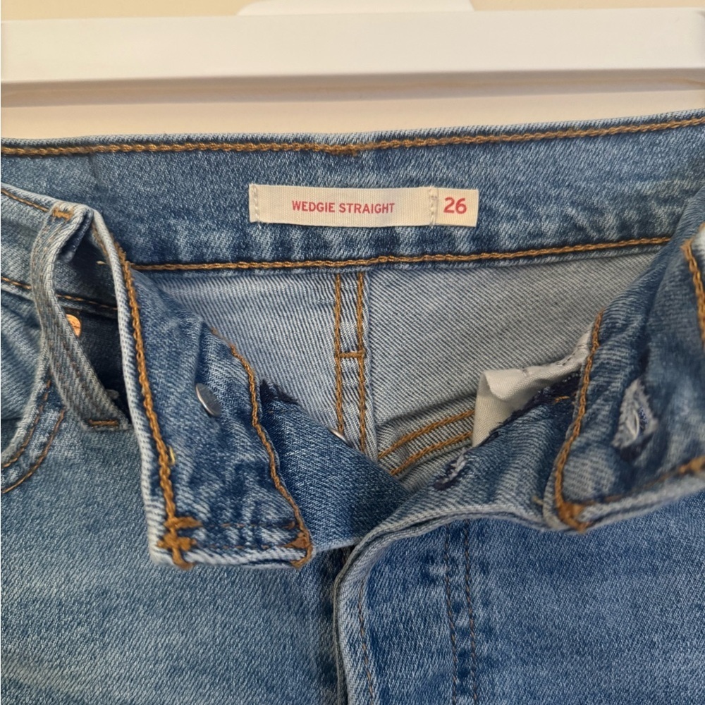 Levi’s Wedgie Straight Jeans Women’s Size 26 Distressed Raw Hem Medium Wash - Picture 6 of 7